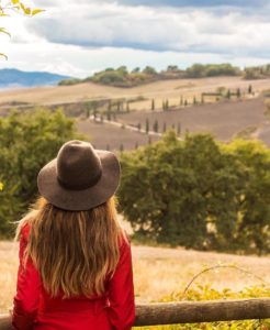 Ragazza tra vigneti e colline