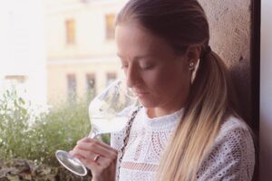 Ragazza che annusa bicchiere di vino