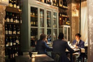 Enoteca con persone sedute a un tavolo