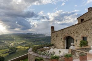 Castello e veduta di una vallata toscana