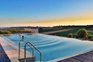 Piscina con tramonto