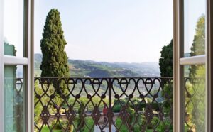 Finestra che da su un terrazino: sullo sfondo colline piemontesi